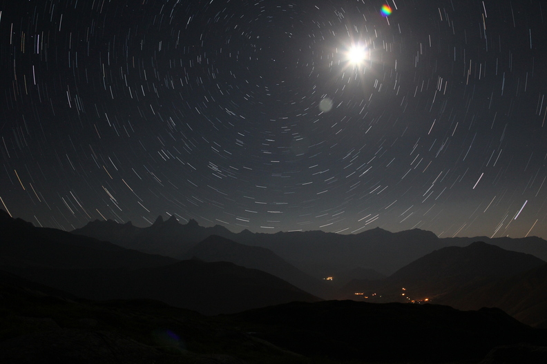 Composite d'un filé d'étoiles autour de la polaire avec une photo des aiguilles d'arves. Le flare est naturel, produit par la lune qui a éclairé le paysage pour permettre cette photo. polarves.JPG