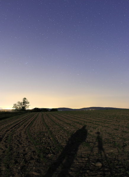 Aux alentours de minuit, la lune sortie depuis une poignée de minutes apporte sa lumière pour éclairer le paysage.
Ce panoramique est composé de 4 prises de 8 secondes d'exposition à f/1.4
luniere-big.jpg