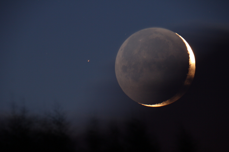 Il aura fallu 21 secondes d'exposition pour révéler la lumière cendrée de la lune prête à se coucher.
Ce nuage arrivé à point a limité la surexposition du croissant éclairé.
IMG_0158.JPG