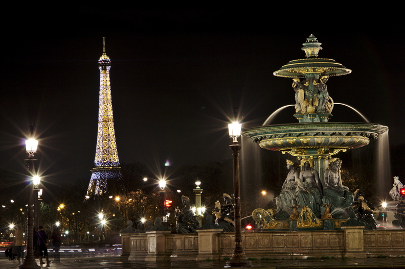 La guirlande et son support à l'arrière plan clignote une fois par heure.
paris-place2.jpg