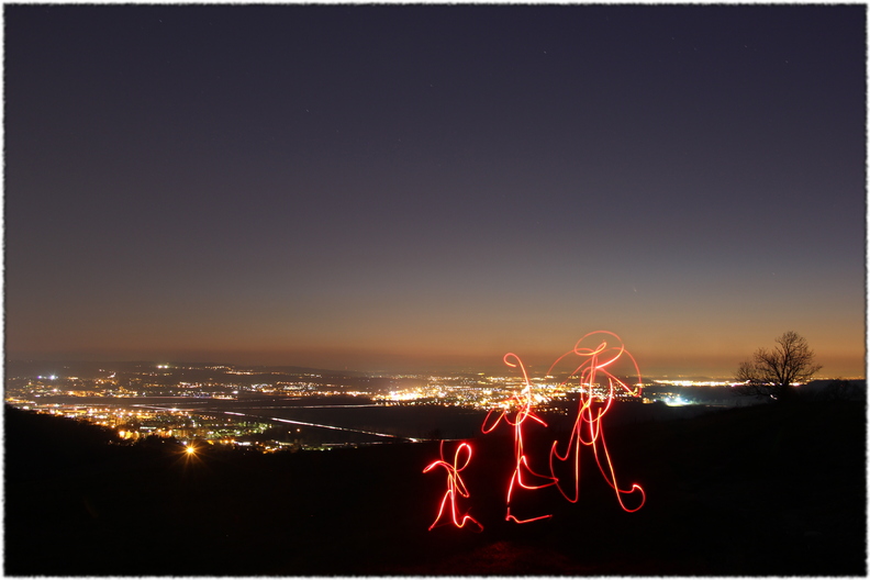 En chasse de la comète, une petite famille contemple le spectacle.
L'histoire de cette photo est relatée sur mon blog http://fanf.org/blog/PanSTARRS-et-Lightpainting
pan11.jpg
