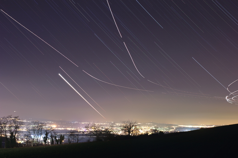 Un filé d'étoile sur ma ville.
La trace la plus brillante est Vénus qui va se coucher avec mars en rapprochement juste au dessus.
J'ai laissé 2 avions décoller pour chahuter ces lignes trop parfaites.
V-M-Bg-av.jpg
