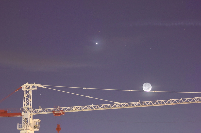 La lune en lumière cendrée se ballade sur une grue qui passait par la.
Attirés par ce jeu, Vénus et Mars au dessus voudraient bien venir aussi.
Patience.
grue2_01.jpg