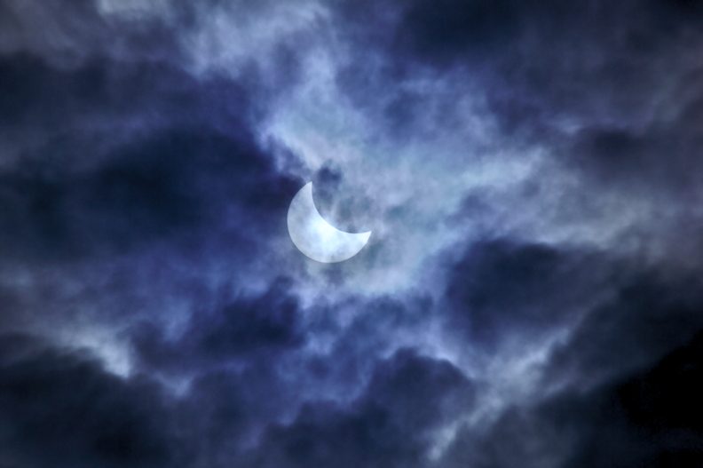 L'éclipse du 20 mars 2015 dans les nuages. On devine la continuité du disque lunaire avec le fort contraste fourni par le polarisant.
A part ça, pas grand chose, très occupé par les visiteurs et la lunette à gérer, je n'ai pas une seule photo d'ambiance grand champ.
2.jpg
