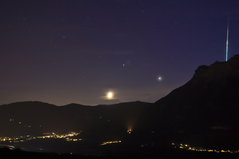 Le rapprochement entre la lune, vénus et jupiter le 20 juin 2015.
Un bolide s'est invité sur la photo.
bolide.jpg