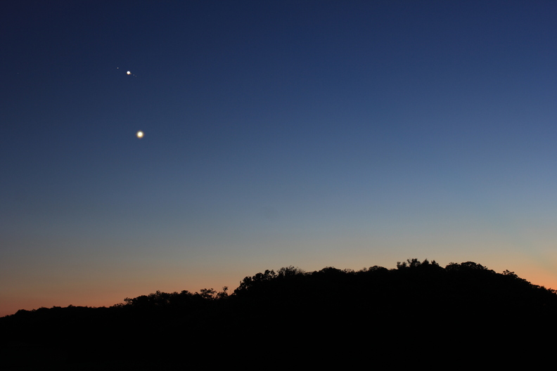 Les 4 principaux satelites de Jupiter sont visibles sur ce composite. vejup.JPG