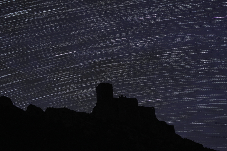 Assemblage de prises de 8 secondes destinées à un time lapse.
Les étoiles sont donc ponctuelles et en résulte cet aspect pointillé. comp.jpg