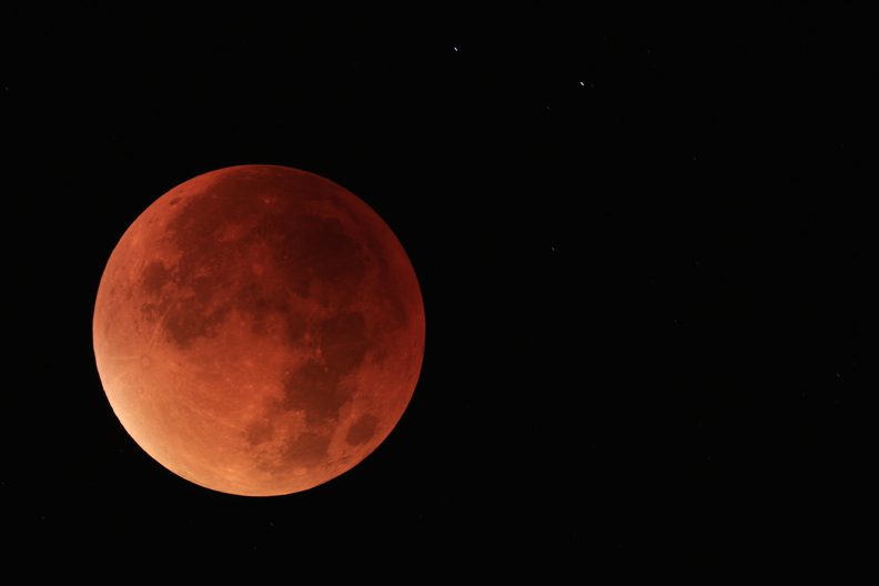Un cliché brut sans traitement de la lune rouge. IMG_5164.JPG