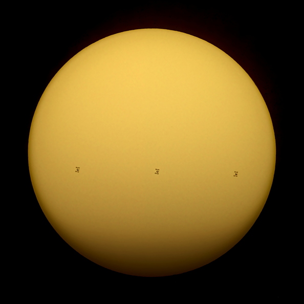 Un composite des 3 prises du 21/08/2016 qui contiennent la station spatiale dans le disque solaire.
Un tuto pour le faire vous même station-spatiale-iss-devant-le-soleil-composite.jpg