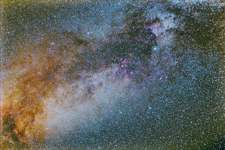 En vacances avec le SkyTracker.
Un tour en couleurs dans le cygne.
87 prises de 30s f/d1.8
Objectif 35mm Canon 60D le-cygne-dans-la-voie-lactee.jpg