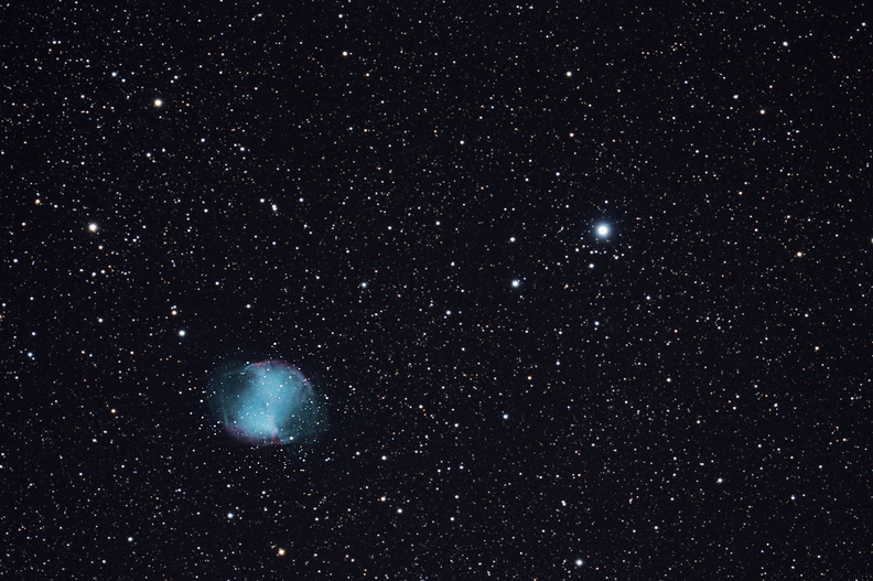 2 heures de poses pour cette nébuleuse planétaire.
Appelée aussi nébuleuse de Dumb Bell nebuleuse-planetaire-m27-dumbell.jpg