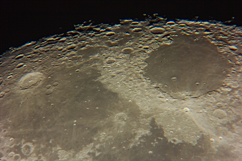 Encore un peu basse, une vue rapprochée de la Super Lune de nov. 2016. superlune-2.jpg