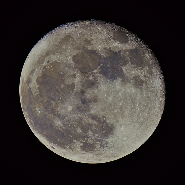 Pas vraiment Super puisque 30 heures après l’événement, elle n'apparait plus vraiment ronde.
Composite de 950 photos passées dans Registax. superlune.jpg