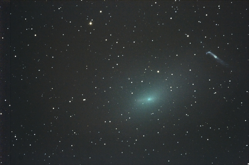 Honda.
Une comète bien plus discrète qu'elle n'aurait du.
A coté, la galaxie du baton de hockey NGC 4656 Comete-45P-Honda.jpg